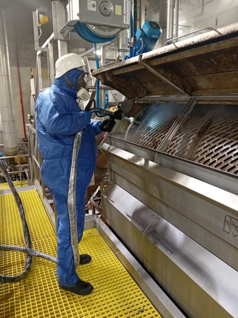 Technicien Ice Clean réalisant un nettoyage cryogénique sur un équipement industriel
